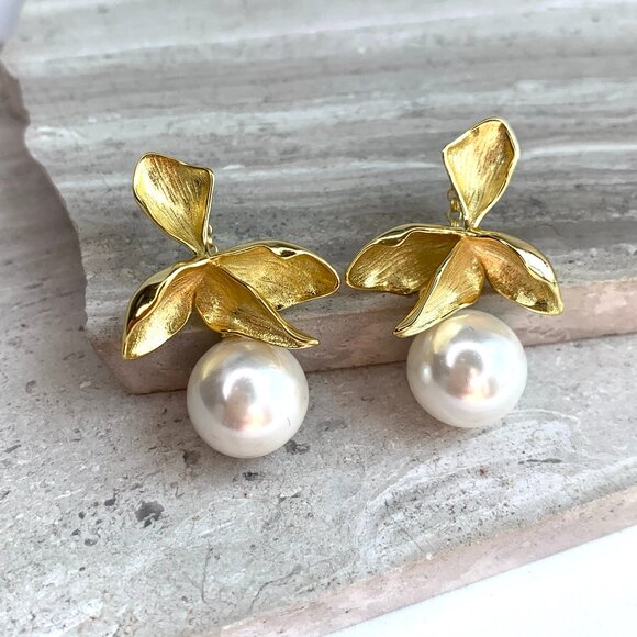 NEW ~ Anthropologie Shashi "Fiorina" Pearl Flower Earrings - Picture 1 of 13